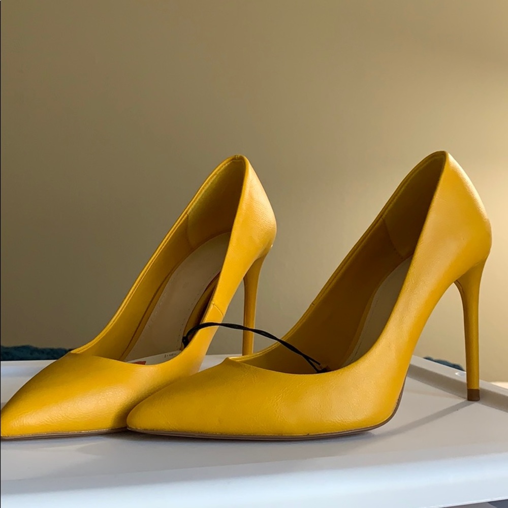 Zara Woman Mustard Yellow Pointy Toe Pumps